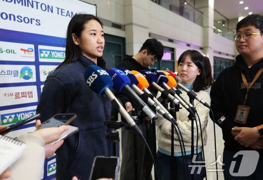 인도 오픈 2연패를 거두고 돌아온 '배드민턴 여제' 안세영(24·삼성생명)이 19일 오후 인천국제공항을 통해 귀국해 소감을 밝히고 있다2026.1.19/뉴스1 ⓒ News1 오대일 기자