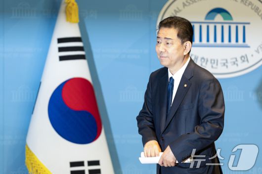 김병기 더불어민주당 의원이 19일 서울 여의도 국회 소통관에서 당 윤리심판원의 제명 결정에 대한 입장을 밝히는 기자회견을 마치고 발걸음을 옮기고 있다. 2026.1.19/뉴스1 ⓒ News1 이승배 기자