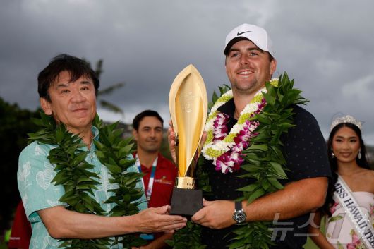 크리스 고터럽(미국. 사진 오른쪽)이 19일(한국시간) 열린 PGA투어 개막전 소니 오픈에서 우승한 뒤 트로피를 들어보이고 있다.ⓒ AFP=뉴스1