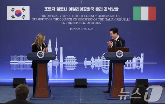이재명 대통령과 조르자 멜로니 이탈리아 총리가 19일 청와대에서 열린 정상회담 후 공동언론발표에서 박수 치고 있다. 2026.1.19/뉴스1 ⓒ News1 이재명 기자