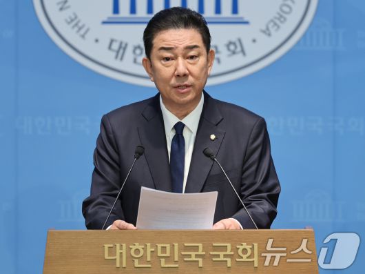 김병기 더불어민주당 의원이 19일 서울 여의도 국회 소통관에서 당 윤리심판원의 제명 결정에 대한 입장을 밝히는 기자회견을 하고 있다. 2026.1.19/뉴스1 ⓒ News1 이승배 기자