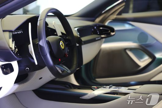 페라리가 19일 오후 서울 서초구 반포 전시장에서 한국 시장을 위해 특별히 제작된 세상에 단 하나뿐인 페라리 12 칠린드리 테일러메이드를 공개하고 있다.ⓒ 뉴스1 이광호 기자.