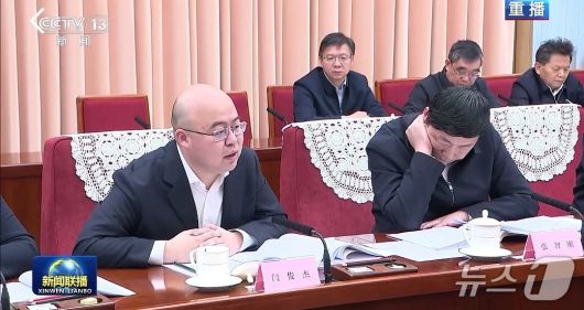 옌쥔제 미니맥스 창업자 겸 최고경영자(CEO)가 19일 리창 국무원 총리 주재 전문가 및 기업인 좌담회에서 발언하고 있다. (CCTV 갈무리)