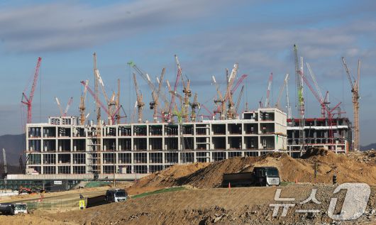 9일 경기도 용인시 처인구 원삼면 용인반도체클러스터 일반산업단지 공사현장에서 분주하게 공사가 진행되고 있다. (공동취재) 2026.1.9/뉴스1 ⓒ News1 김영운 기자