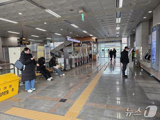절기상 대한인 20일 오전 버스를 기다리는 시민들이 추위를 피해 역 안으로 피해 있다. 2026.1.20 ⓒ 뉴스1 박민석 기자