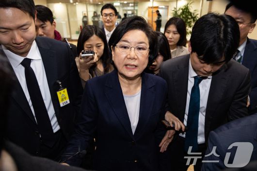 이혜훈 기획예산처 장관 후보자가 19일 서울 여의도 국회에서 인사청문회 개회를 기다리며 본청 내부를 이동하고 있다. 2026.1.19/뉴스1 ⓒ News1 유승관 기자