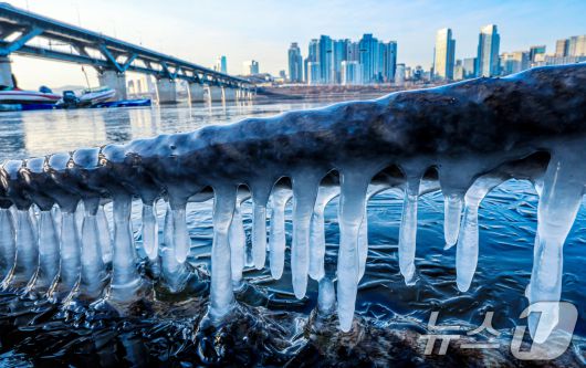 한파주의보가 발효된 20일 서울 광진구 인근 한강에 고드름이 얼어있다.  2026.1.20/뉴스1 ⓒ News1 이호윤 기자