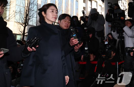 공천헌금 1억원을 수수한 혐의를 받는 강선우 무소속 의원이 20일 서울 마포구 서울경찰청 광역수사단 공공범죄수사대에 조사를 받기 위해 출석하고 있다. 2026.1.20/뉴스1 ⓒ News1 김도우 기자