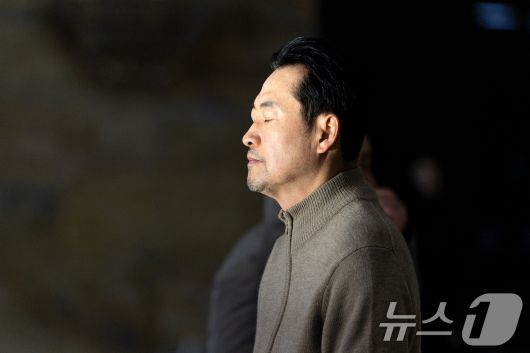 더불어민주당의 통일교 및 공천뇌물 특검 수용을 촉구하며 6일째 단식을 이어가고 있는 장동혁 국민의힘 대표가 20일 서울 여의도 국회 로텐더홀에서 생각에 잠겨있다. 2026.1.20/뉴스1 ⓒ News1 이승배 기자