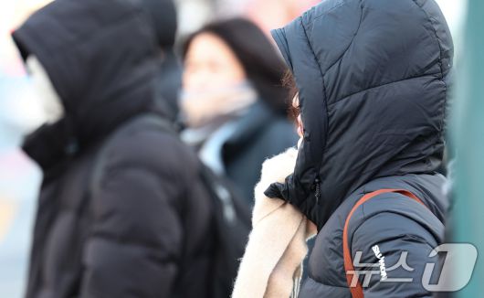 중부지방을 중심으로 한파특보가 발령된 20일 서울 종로구 세종대로 사거리에서 두터운 옷을 입은 시민들이 이동하고 있다. 2026.1.20/뉴스1 ⓒ News1 최지환 기자