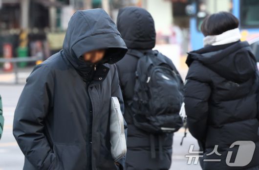 중부지방을 중심으로 한파특보가 발령된 20일 서울 종로구 세종대로 사거리에서 두터운 옷을 입은 시민들이 이동하고 있다. 2026.1.20/뉴스1 ⓒ News1 최지환 기자
