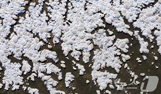 '1년 중 가장 춥다'는 절기상 대한(大寒)인 20일 경기 화성시 우정읍의 갯벌이 얼어있다. 기상청은 이번 한파가 21~22일까지 이어지며 절정에 달할 가능성이 크다고 보고 있다. 2026.1.20/뉴스1 ⓒ News1 김영운 기자