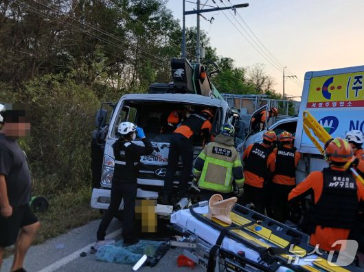 교통사고 현장 구조 모습.(충북소방본부 제공. 재판매 및 DB금지)/뉴스1