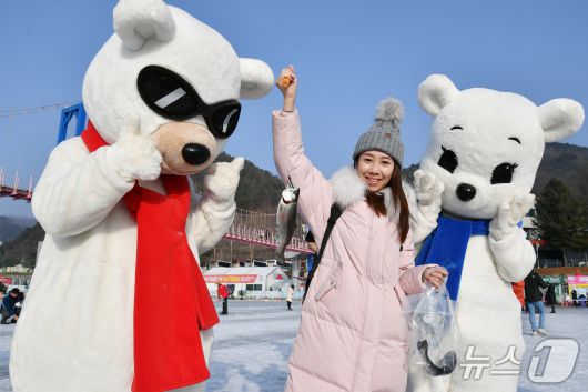 지난 17일 축제장을 찾은 동남아시아 관광객들이 산천어축제 프로그램을 즐기고 있다.(화천군 제공, 재판매 및 DB금지)