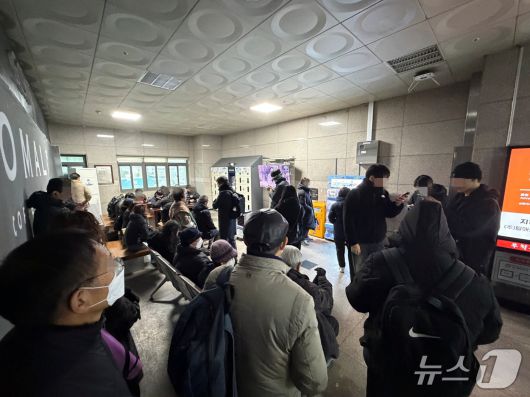 20일 오전 강원 남춘천역 안 '맞이방'에 열차가 오기전 추위를 피하기 위한 시민들로 가득찼다.2025.1.20 한귀섭 기자