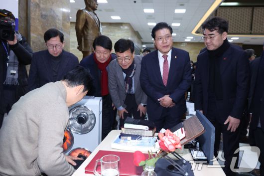장동혁 국민의힘 대표가 20일 서울 여의도 국회 단식 농성장을 찾은 국민의힘 소장파 모임 '대안과 미래' 소속 의원들과 인사하고 있다. 2026.1.20/뉴스1 ⓒ News1 신웅수 기자