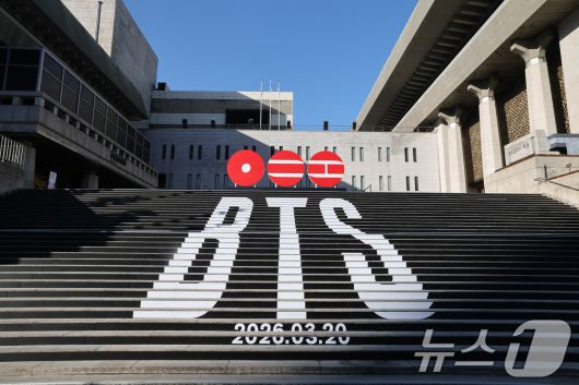 6일 오전 서울 종로구 세종문화회관 야외 계단에 BTS(방탄소년단)의 컴백 로고 조형물이 설치되어 있다. BTS는 3월 20일 컴백과 새 앨범 발매, 월드투어 일정을 공식 발표했다. 2026.1.6/뉴스1 ⓒ News1 임세영 기자