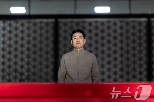 더불어민주당의 통일교 및 공천뇌물 특검 수용을 촉구하며 6일째 단식을 이어가고 있는 장동혁 국민의힘 대표가 20일 서울 여의도 국회 로텐더홀에서 창문을 바라보고 있다. 2026.1.20/뉴스1 ⓒ News1 이승배 기자