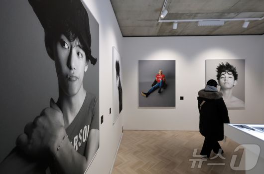 20일 오후 서울 중구 프리즈 하우스 서울에서 열린 BTS 뷔의 포토북 ‘타입 비(TYPE 非)’ 발간 기념 오프라인 전시 ‘뷔 타입 비 : 온-사이트 인 서울(V TYPE 非 : ON-SITE IN SEOUL)’을 찾은 관람객들이 전시물을 관람하고 있다. 2026.1.20/뉴스1 ⓒ News1 김진환 기자