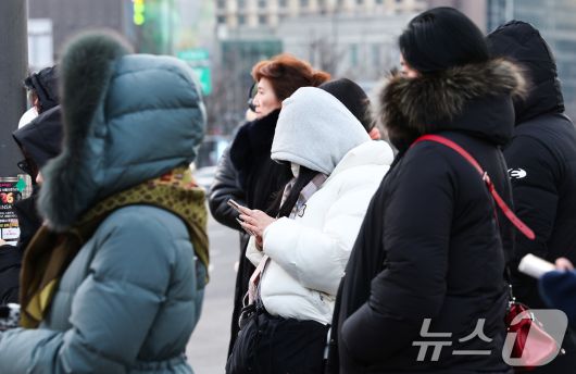 중부지방을 중심으로 한파특보가 발령된 20일 서울 종로구 세종대로 사거리에서 두터운 옷을 입은 시민들이 이동하고 있다. 2026.1.20/뉴스1 ⓒ News1 최지환 기자