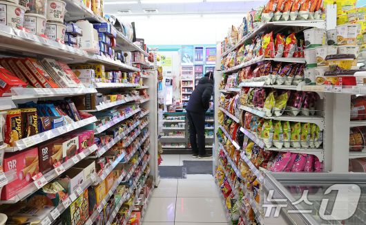 사진은 18일 서울 시내 한 편의점을 이용하는 시민. 2025.2.18/뉴스1 ⓒ News1 김진환 기자