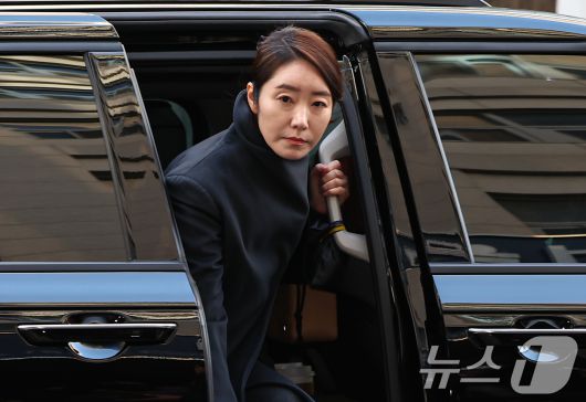 공천헌금 1억원을 수수한 혐의를 받는 강선우 무소속 의원이 20일 서울 마포구 서울경찰청 광역수사단 공공범죄수사대에 조사를 받기 위해 출석하고 있다. 2026.1.20/뉴스1 ⓒ News1 김도우 기자