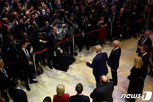 도널드 트럼프 미국 대통령이 첫 임기 때인 2020년  1월 스위스 다보스에서 열린 세계경제포럼(WEF)에서 연설하기 위해 행사장에 도착한  뒤 취재진의 질문에  답하고 있다. ⓒ AFP=뉴스1 ⓒ News1 우동명 기자