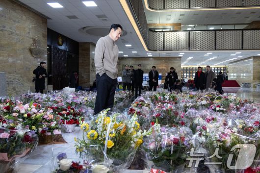 더불어민주당의 통일교 및 공천뇌물 특검 수용을 촉구하며 6일째 단식을 이어가고 있는 장동혁 국민의힘 대표가 20일 서울 여의도 국회 로텐더홀에서 응원 꽃바구니를 바라보고 있다. 2026.1.20/뉴스1 ⓒ News1 이승배 기자