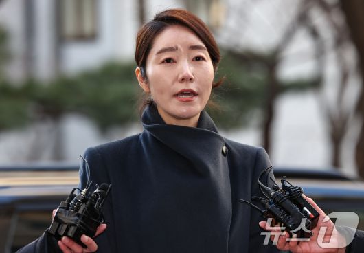 공천헌금 1억원을 수수한 혐의를 받는 강선우 무소속 의원이 20일 서울 마포구 서울경찰청 광역수사단 공공범죄수사대에 조사를 받기 위해 출석하며 취재진 질문에 답하고 있다. 2026.1.20/뉴스1 ⓒ News1 김도우 기자