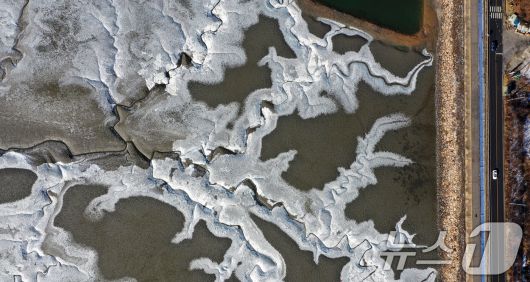 '1년 중 가장 춥다'는 절기상 대한(大寒)인 20일 경기 안산시 단원구 대부도 인근의 갯벌이 얼어있다. 기상청은 이번 한파가 21~22일까지 이어지며 절정에 달할 가능성이 크다고 보고 있다. 2026.1.20/뉴스1 ⓒ News1 김영운 기자