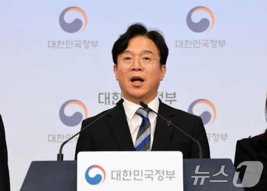 김영훈 고용노동부 장관이 13일 서울 종로구 정부서울청사 별관 브리핑실에서 고용노동부-경제사회노동위원회-중앙노동위원회 정책간담회 사후 브리핑을 하고 있다. 2026.1.13/뉴스1 ⓒ News1 임세영 기자