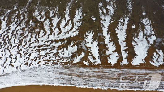 '1년 중 가장 춥다'는 절기상 대한(大寒)인 20일 경기 화성시 서신면 궁평항 인근의 갯벌이 얼어있다. 기상청은 이번 한파가 21~22일까지 이어지며 절정에 달할 가능성이 크다고 보고 있다. 2026.1.20/뉴스1 ⓒ News1 김영운 기자