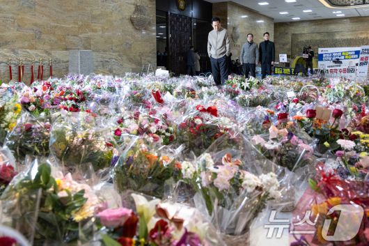 더불어민주당의 통일교 및 공천뇌물 특검 수용을 촉구하며 6일째 단식을 이어가고 있는 장동혁 국민의힘 대표가 20일 서울 여의도 국회 로텐더홀에서 응원 꽃바구니를 바라보고 있다. 2026.1.20/뉴스1 ⓒ News1 이승배 기자