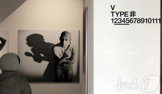 20일 오후 서울 중구 프리즈 하우스 서울에서 열린 BTS 뷔의 포토북 ‘타입 비(TYPE 非)’ 발간 기념 오프라인 전시 ‘뷔 타입 비 : 온-사이트 인 서울(V TYPE 非 : ON-SITE IN SEOUL)’을 찾은 관람객들이 전시물을 관람하고 있다. 2026.1.20/뉴스1 ⓒ News1 김진환 기자