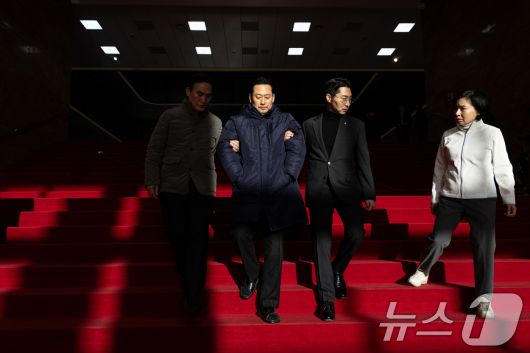 더불어민주당의 통일교 및 공천뇌물 특검 수용을 촉구하며 6일째 단식을 이어가고 있는 장동혁 국민의힘 대표가 20일 서울 여의도 국회 본관을 나서고 있다. 2026.1.20/뉴스1 ⓒ News1 이승배 기자