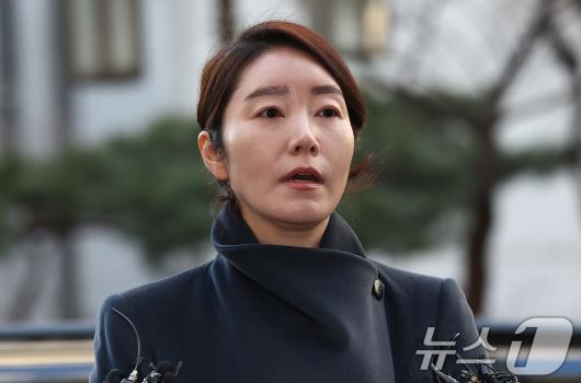 공천헌금 1억원을 수수한 혐의를 받는 강선우 무소속 의원이 20일 서울 마포구 서울경찰청 광역수사단 공공범죄수사대에 조사를 받기 위해 출석하며 취재진 질문에 답하고 있다. 2026.1.20/뉴스1 ⓒ News1 김도우 기자