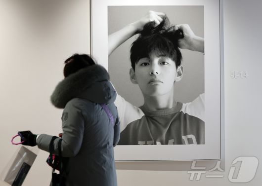 20일 오후 서울 중구 프리즈 하우스 서울에서 열린 BTS 뷔의 포토북 ‘타입 비(TYPE 非)’ 발간 기념 오프라인 전시 ‘뷔 타입 비 : 온-사이트 인 서울(V TYPE 非 : ON-SITE IN SEOUL)’을 찾은 관람객들이 전시물을 관람하고 있다. 2026.1.20/뉴스1 ⓒ News1 김진환 기자