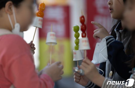 서울시내 거리에서 어린이들이 탕후루를 먹고 있다. 2023.10.10/뉴스1 ⓒ News1 이재명 기자