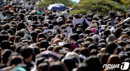 2030 부산세계박람회 유치를 기원하는 방탄소년단(BTS) 콘서트 '옛 투 컴 인 부산'(Yet To Come in Busan)이 열리는 15일 부산 연제구 아시아드주경기장에 공연을 보러온 아미들로 북적이고 있다. 2022.10.15/뉴스1 ⓒ News1 김영훈 기자