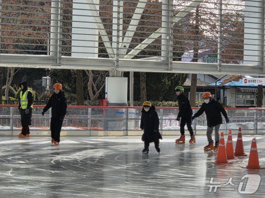'대한 한파'가 몰아친 20일 오전 대전 엑스포시민광장 야외스케이트장 개장에 맞춰 시민들이 모여들었다. ⓒ 뉴스1 김종서 기자