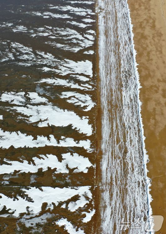 '1년 중 가장 춥다'는 절기상 대한(大寒)인 20일 경기 화성시 서신면 궁평항 인근의 갯벌이 얼어있다. 기상청은 이번 한파가 21~22일까지 이어지며 절정에 달할 가능성이 크다고 보고 있다. 2026.1.20/뉴스1 ⓒ News1 김영운 기자