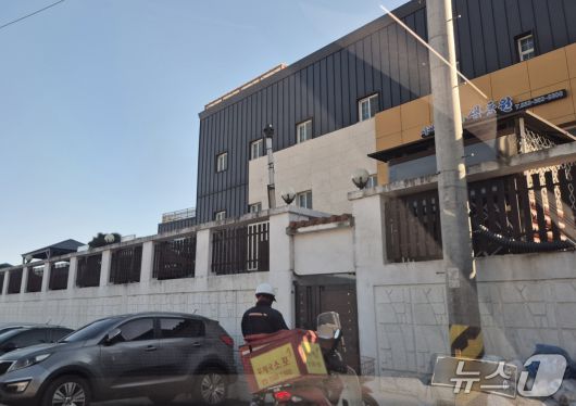 20일 인천 강화군 중증장애인거주시설 색동원을 찾은 우체국 직원이 소포 전달을 위해 쪽문 앞에 서있다.이시명 기자/뉴스1