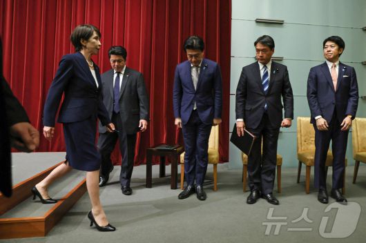 다카이치 사나에 일본 총리가 19일 저녁 기자회견에서 중의원 해산과 조기 총선을 발표한 뒤 퇴장하고 있다. 2026.1.19 ⓒ 로이터=뉴스1 ⓒ News1 강민경 기자