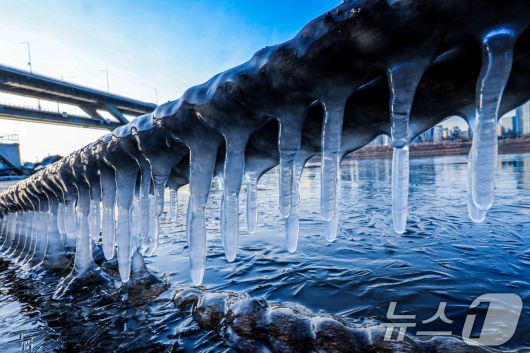 한파주의보가 발효된 20일 서울 광진구 인근 한강에 고드름이 얼어있다.  2026.1.20/뉴스1 ⓒ News1 이호윤 기자