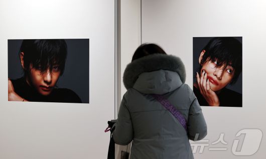20일 오후 서울 중구 프리즈 하우스 서울에서 열린 BTS 뷔의 포토북 ‘타입 비(TYPE 非)’ 발간 기념 오프라인 전시 ‘뷔 타입 비 : 온-사이트 인 서울(V TYPE 非 : ON-SITE IN SEOUL)’을 찾은 관람객들이 전시물을 관람하고 있다. 026.1.20/뉴스1 ⓒ News1 김진환 기자