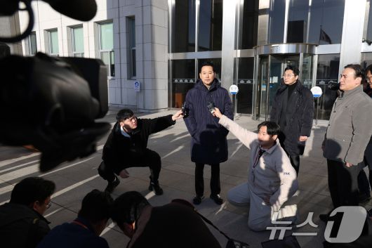 단식 농성 중인 장동혁 국민의힘 대표가 20일 서울 여의도 국회에서 산책을 하며 취재진의 질의에 답변하고 있다. 2026.1.20/뉴스1 ⓒ News1 신웅수 기자