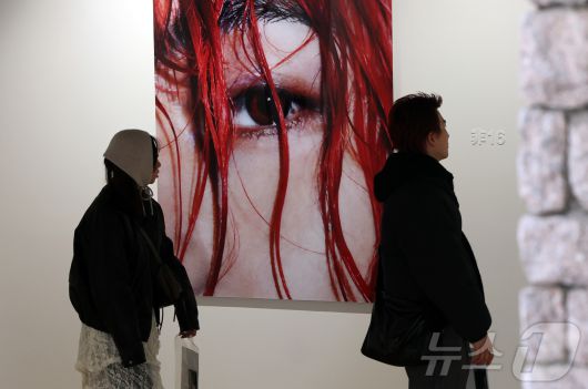 20일 오후 서울 중구 프리즈 하우스 서울에서 열린 BTS 뷔의 포토북 ‘타입 비(TYPE 非)’ 발간 기념 오프라인 전시 ‘뷔 타입 비 : 온-사이트 인 서울(V TYPE 非 : ON-SITE IN SEOUL)’을 찾은 관람객들이 전시물을 관람하고 있다. 2026.1.20/뉴스1 ⓒ News1 김진환 기자