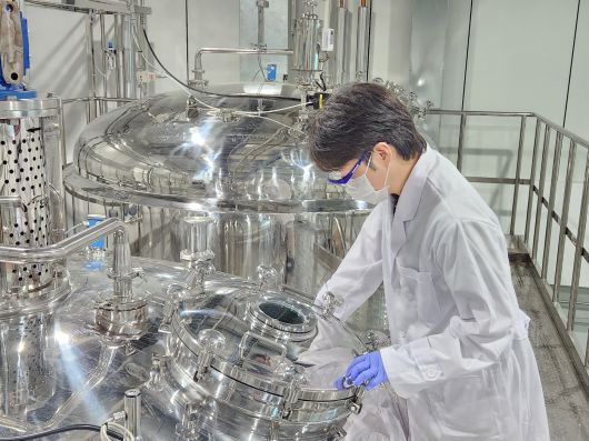지투지바이오 연구원이 생산시설을 살펴보고 있다.(지투지바이오 제공)/뉴스1