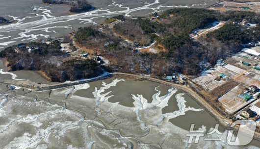 '1년 중 가장 춥다'는 절기상 대한(大寒)인 20일 경기 안산시 단원구 대부도 인근의 갯벌이 얼어있다. 기상청은 이번 한파가 21~22일까지 이어지며 절정에 달할 가능성이 크다고 보고 있다. 2026.1.20/뉴스1 ⓒ News1 김영운 기자