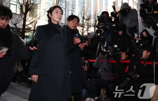 공천헌금 1억원을 수수한 혐의를 받는 강선우 무소속 의원이 20일 서울 마포구 서울경찰청 광역수사단 공공범죄수사대에 조사를 받기 위해 출석하고 있다. 2026.1.20/뉴스1 ⓒ News1 김도우 기자